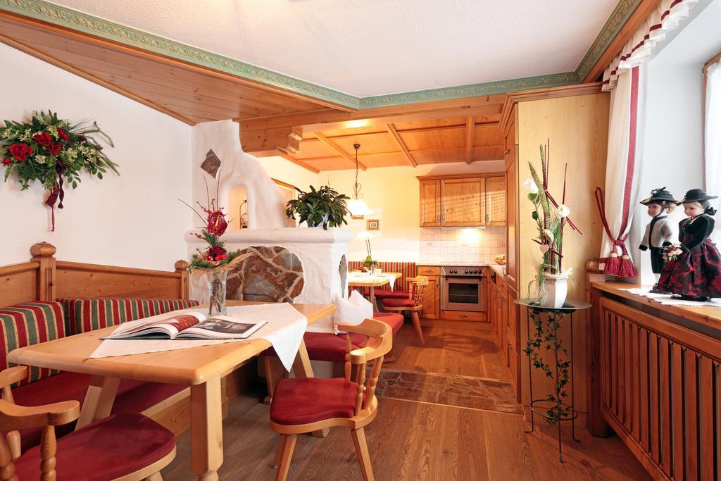 Haus Schroll Apartment Ried im Zillertal Ruang foto